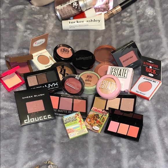 Surprise Mystery Makeup Bag!! - Picture 5 of 8